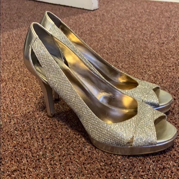 Beautiful Silver Peep toe Alfani Silver Shoes - Picture 1 of 3